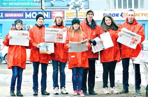 Комсомольцы Иванова провели новый пикет за отставку Правительства Медведева