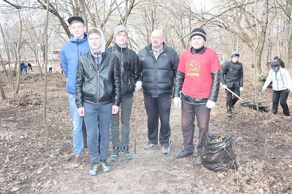 Московская область. Подольские коммунисты вышли на народный субботник