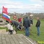 Керчане посадили цветы и деревья у памятника на братской могиле