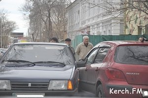 В Керчи столкнулись Пежо и Девятка