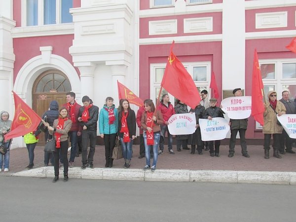 Республика Мордовия. Комсомольцы организовали пикет против повышения платы за содержание детей в детском саду