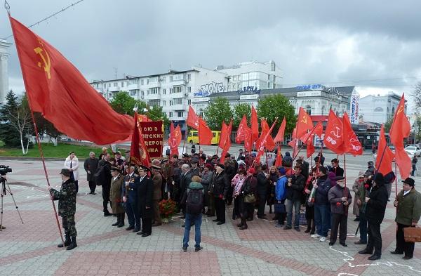 Республика Крым. В Симферополе состоялась церемония возложения цветов к памятнику В.И. Ленину