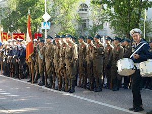 Военные провели в центре Севастополя репетицию парада ко Дню Победы