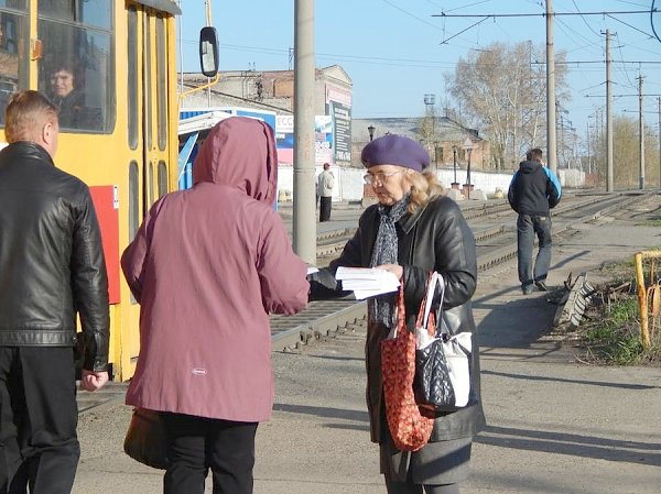 В преддверии Первомая барнаульские коммунисты провели пикеты