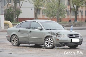 В Керчи возле стадиона столкнулись «Volkswagen» и «Волга»