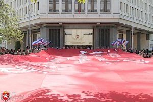 В Симферополе развернули самое большое в России знамя Победы