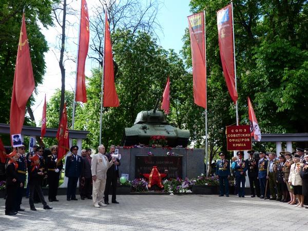 Республика Крым. В Симферополе прошло торжественное возложение цветов к Вечному Огню и памятнику воинам-освободителям