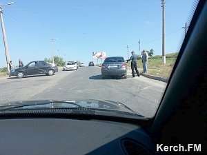 В Керчи утром два автомобиля не поделили проезжую часть