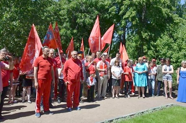 110 алых роз лауреату Нобелевской премии Михаилу Шолохову от коммунистов Дона