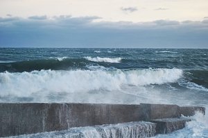 В Керченском проливе продолжает действовать штормовое предупреждение