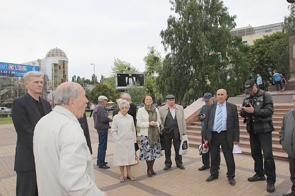 Экономить на детях - это преступление. Акция калининградских коммунистов в день защиты детей