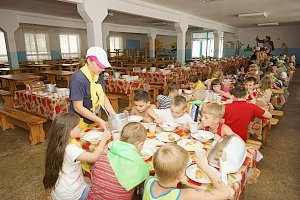 Чиновники в Севастополе не предусмотрели деньги на питание в школьных лагерях