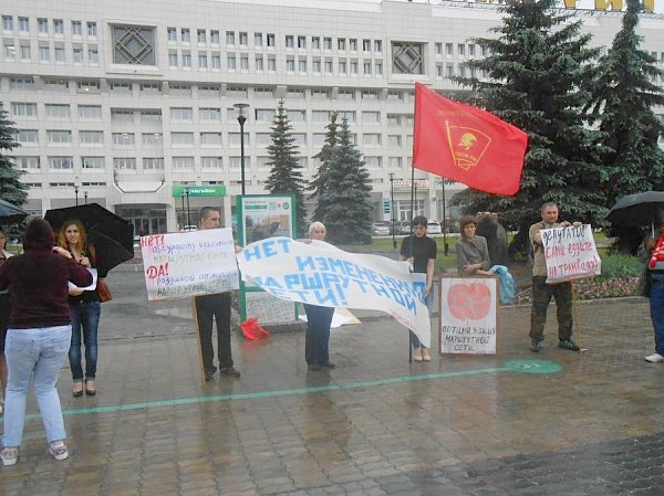 Пермские комсомольцы организовали пикет за возврат прежней маршрутной сети