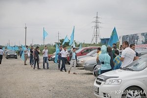 В Симферополе под ливнем отпраздновали День крымскотатарского флага