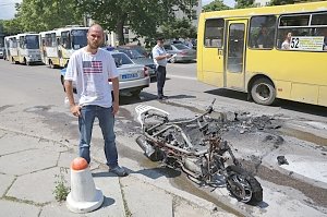 Мотоцикл сгорел в центре Симферополя