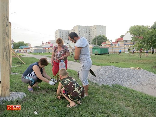 Тамбовские коммунисты организовали субботник против захвата зеленого сквера под возведение торгового центра