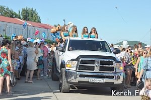 В Керчи Нептун на джипе проехал по набережной