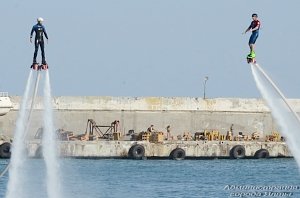 В Ялте экстремалы «взлетали» над морем на 10-метровую высоту