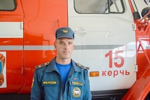 В Керчи сотрудник МЧС спас утопающую женщину