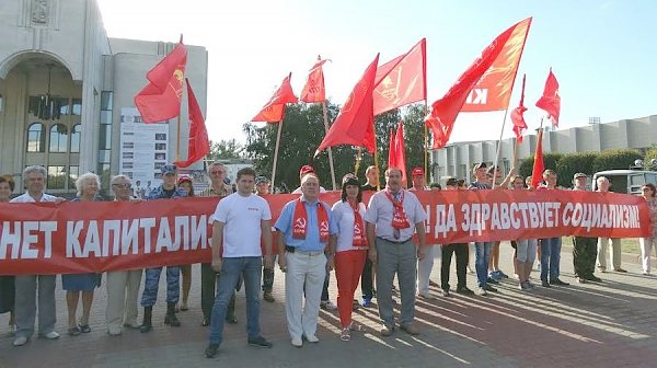 «Выше, выше красный флаг – капитализма главный враг!». Акция «Антикапитализм-2015» прошла в Курске