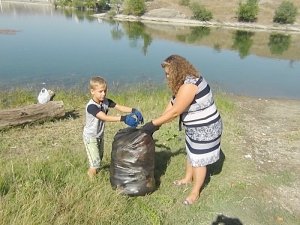 В Крыму полицейские приняли участие в субботнике "Зеленая Россия"