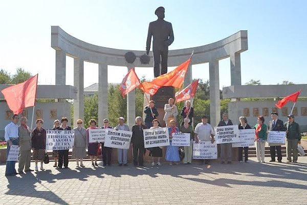 Республика Калмыкия. В Элисте прошла акция памяти защитников Дома Советов