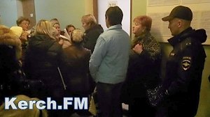 В Госкомрегистре Керчи дежурит полиция