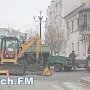 В Керчи на Карла Маркса сняли новый асфальт для ремонта водовода