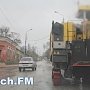 В Керчи снимают дорожное покрытие, несмотря на погоду