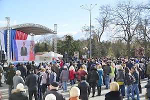 Прямая видеотрансляция обращения Владимира Путина на площади Евпатории