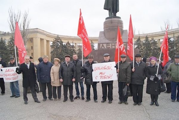 «Платон» должен уйти вместе с правительством! Пикет в рамках всероссийской акции протеста КПРФ в Волгограде