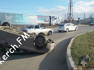 В Керчи перевернулся автомобиль с полуторагодовалым ребенком