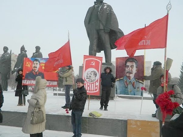 В День рождения Сталина коммунисты Новосибирска возложили цветы к портрету Вождя