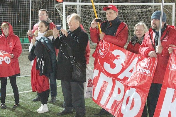 В финале любительского чемпионата по футболу команда "КПРФ-Краснодар" победила команду "Пепси"