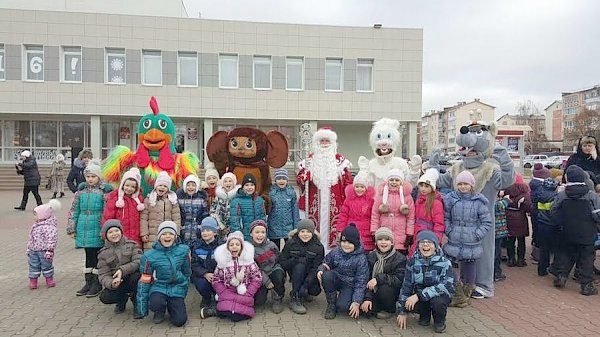 Комсомольцы Белгородского района поздравили детей с наступающими новогодними праздниками