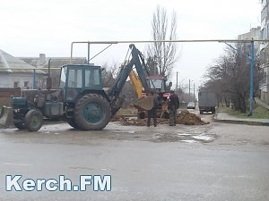 В Керчи в Аршинцево проводит ремонтные работы