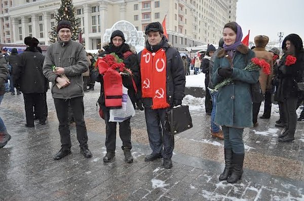 В церемонии возложения цветов к Мавзолею В.И. Ленина принял участие член Компартии Германии Джесси Беке