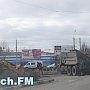 В Керчи на кольце у автовокзала рабочие снимают асфальт