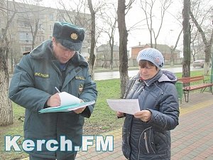 В Керчи МЧСники проводят профилактику пожаров в жилом секторе