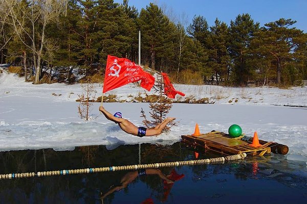 «За нашу Победу!». Акция алтайских «моржей» при поддержке КПРФ