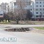 В Керчи засыпали огромную яму лишь наполовину