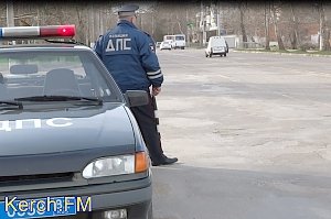 Строгие ГАИшники поздравили автоледи на дорогах