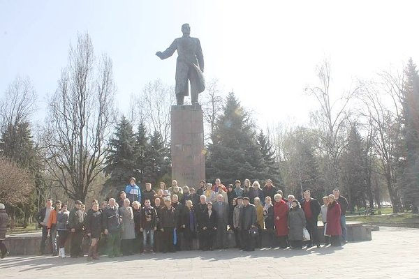 Коммунисты и Комсомольцы Кишинева возложили цветы к памятнику герою-революционеру Сергею Лазо