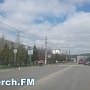 В Керчи на улице Камыш-Бурунское шоссе рабочие красят заборы