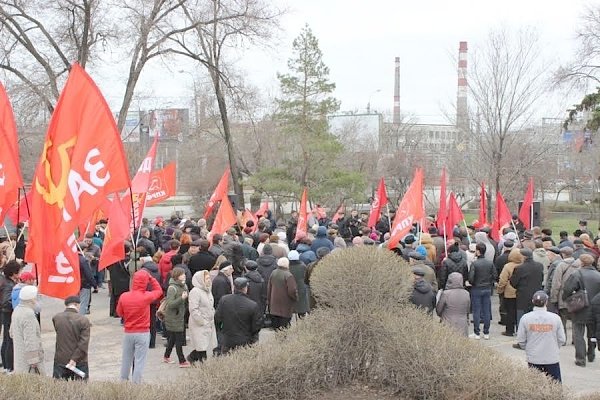 Участники митинга КПРФ потребовали навести порядок в Волгоградской области и отправить правительство Медведева в отставку