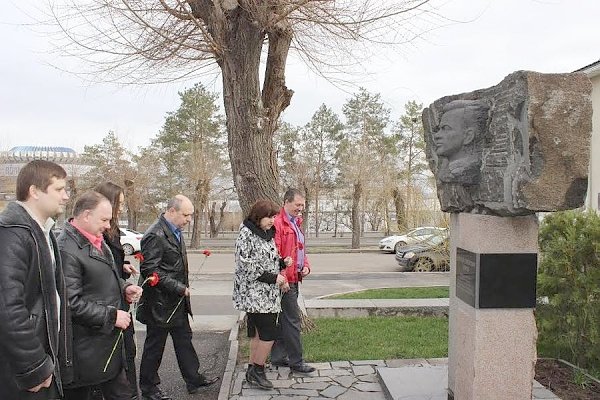 Сталинградские коммунисты возложили цветы к памятнику Алексею Чуянову