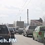 В Керчи в центре из-за брошенного прицепа затрудненно движение