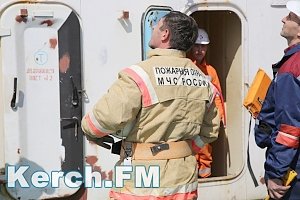 В Керчи на судах ООО «Волна» тренировались тушить пожар