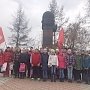 Красноярский край. В честь Дня космонавтики коммунисты возложили цветы к памятнику герою Советского Союза В.С. Олейникову в поселке Березовка