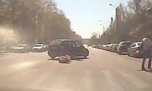 В Севастополе из автомобиля на ходу выпала женщина с ребенком